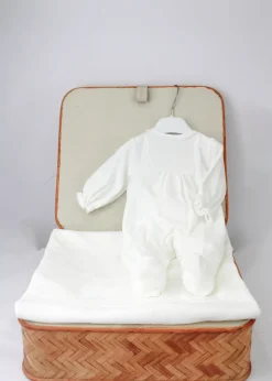 Deolinda Completo Avorio con Ricami per Neonate