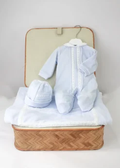 Deolinda Completo Celeste con Ricami per Neonate