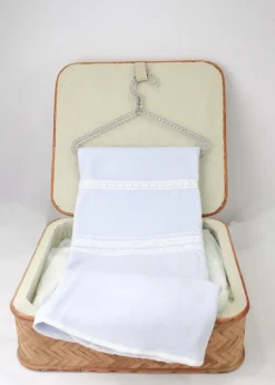 Deolinda Completo Celeste con Ricami per Neonate