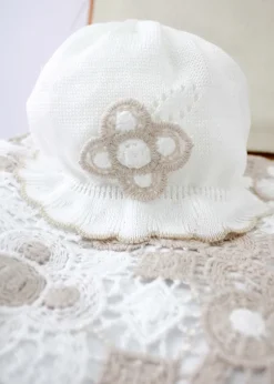 Marlù Cappellino Bianco/Sabbia con Ricamo per Neonate